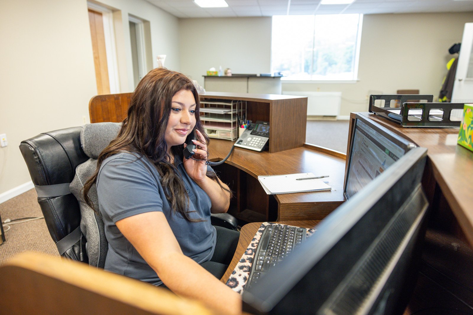 a trimline customer service representative in rochester on the phone